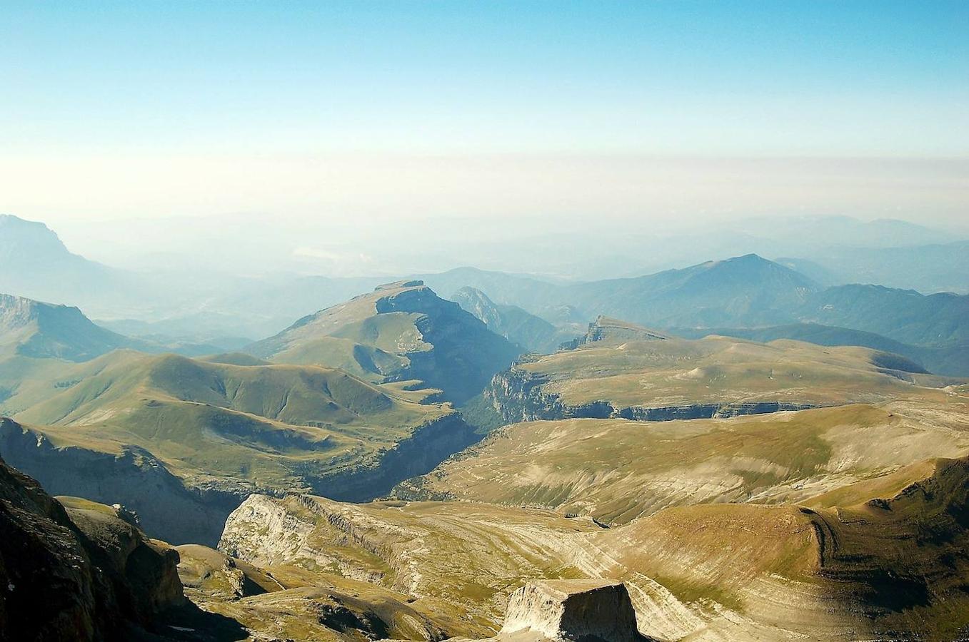 48.100 hashtags. El macizo calcáreo más alto de Europa, ocupa la segunda posición de las montañas más instagrameadas. El Parque Nacional de Ordesa y Monte Perdido, donde se encuentra esta cima de 3.355 metros de altura, incluye cuatro valles que se extienden a su alrededor, creando uno de los paisajes más espectaculares de los Pirineos.