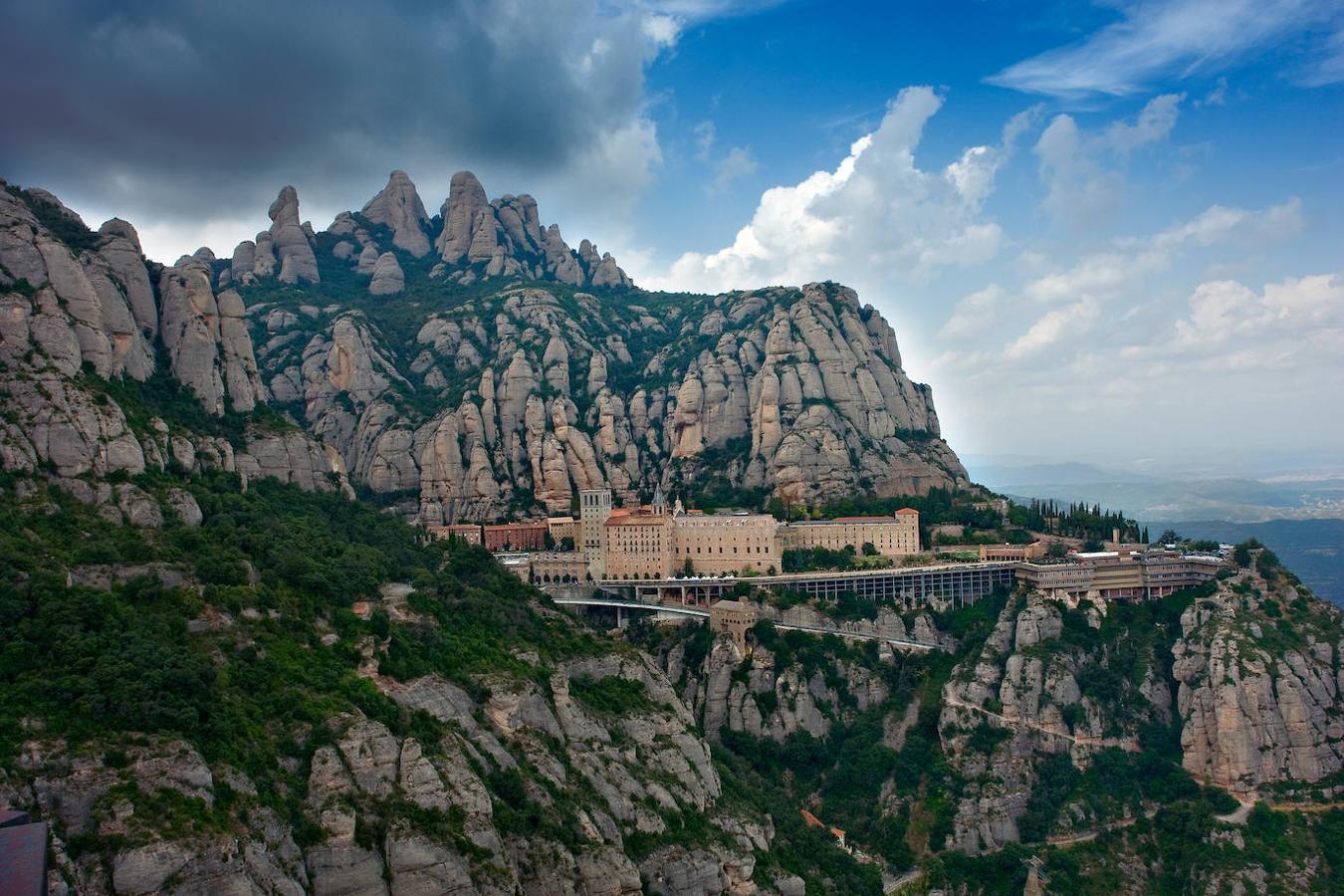 Con sus 1.236 m de altitud, Montserrat es un macizo rocoso que actualmente está considerado como una de las montañas más importantes de Cataluña. Se encuentra situada a unos 30 km del centro de Barcelona y entre las comarcas de Anoia, del Bajo Llobregat y del Bages. Si algo llama la atención de este macizo son sus caprichosas formas, resultado de un proceso geológico y geomorfológico de millones de años, pero también destacan las muchas leyendas que están ligadas a esta montaña y que también la han vinculado a la espiritualidad.