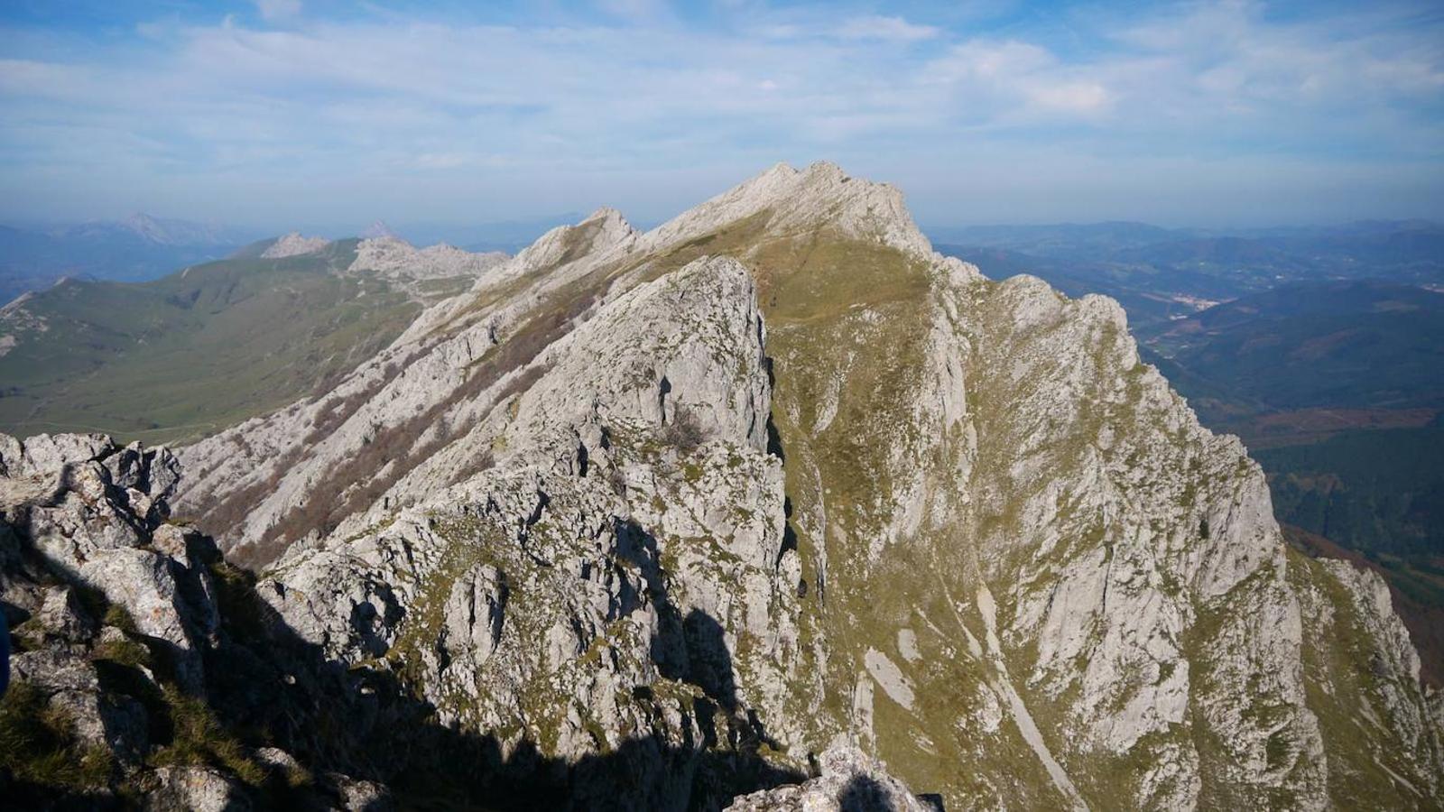 En la Sierra de Aizkorri se encuentra Aitxuri, la montaña más alta e imponente de esta sierra con sus 1.551 metros de altitud. Una montaña guipuzcoana cuyo nombre quiere decir “Roca Blanca” y que presume de ser una de las más altas de Euskal Herria.