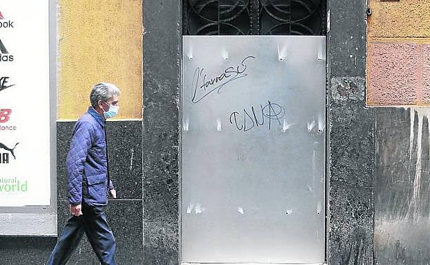 Gijón. Un edificio con la puerta vallada para evitar la entrada de okupas.