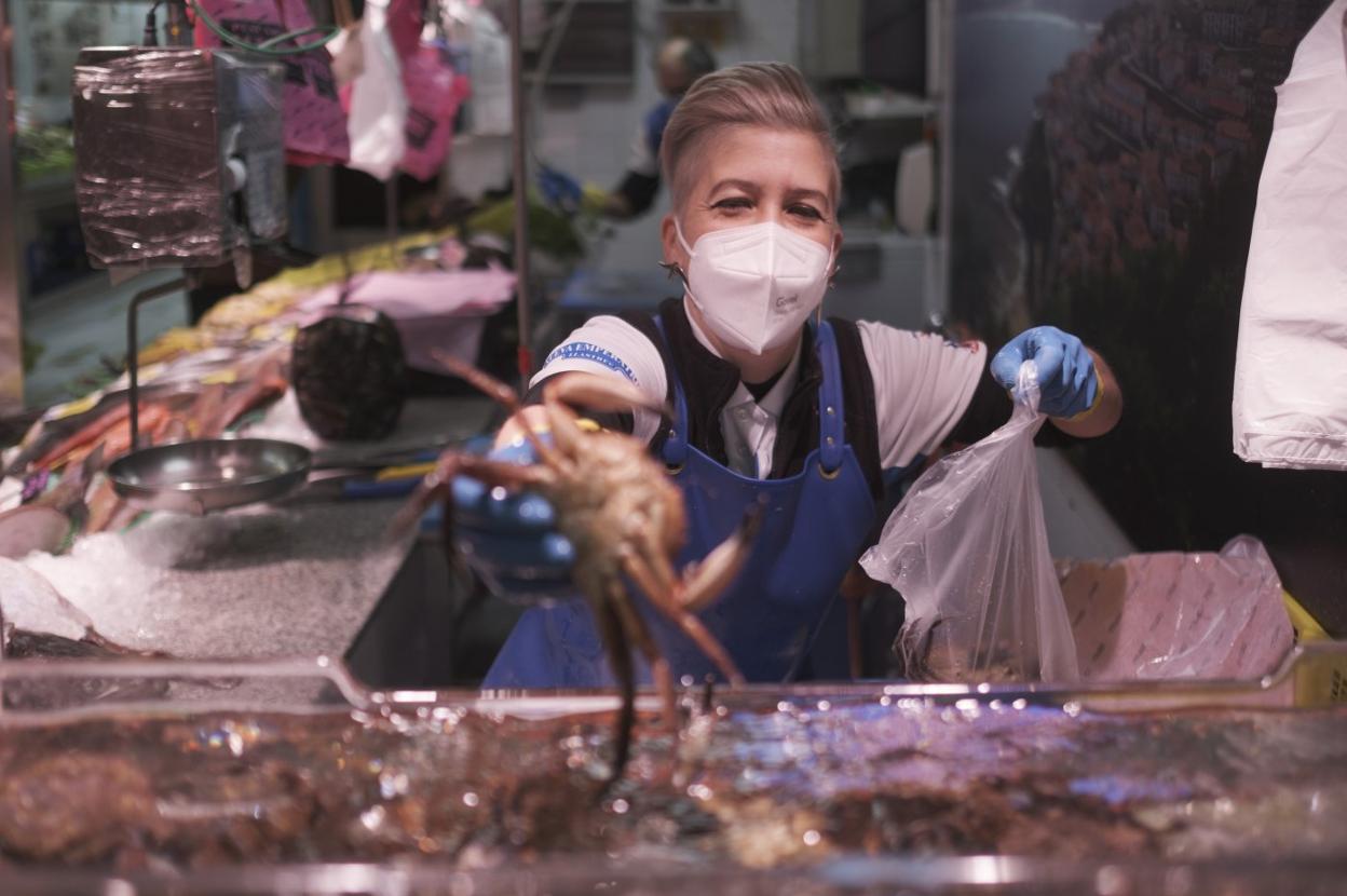 Silvia Suarez Rodríguez, en su puesto en el Mercado del Sur, de Gijón, prepara un encargo de andaricas. 