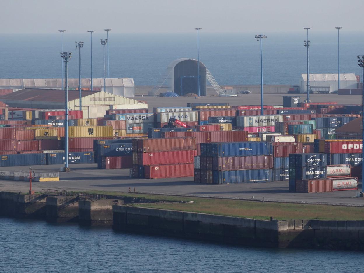 Contenedores apilados en el muelle de La Osa. 