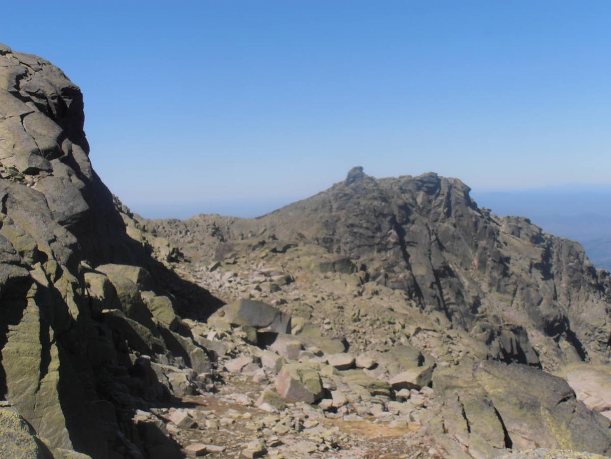 Con sus 2.400 metros de altura, el Calviteiro, también conocido como El Torreón, es la cima más alta de Extremadura y también figura entre una de las más altas de España. Esta se encuentra en la sierra de Béjar dentro del sistema central de la península ibérica y concretamente en el límite de los municipios de Tornavacas (Cáceres) y Candelario (Salamanca).