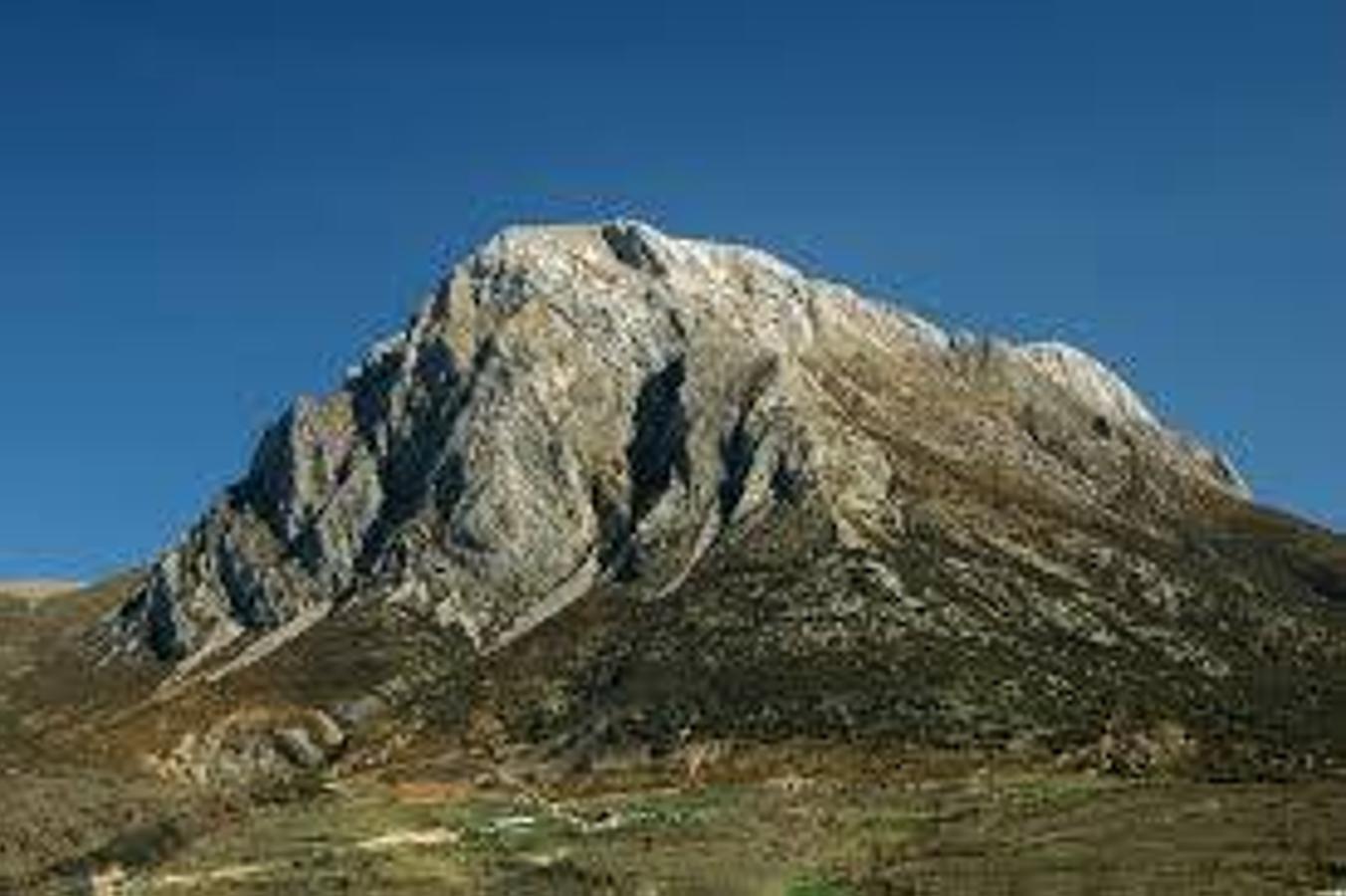 El Turbón es una de las montañas más emblemáticas y mágicas de todo Aragón y es que son numerosas las leyendas que rodean a esta montaña del pirineo aragonés y a sus 2.492 metros. Estas leyendas van desde reuniones de brujas en la cima de esta montaña caliza a historias que la relacionan con la zona donde encalló el Arca de Noé o incluso hay otro dicho que afirma que si hay niebla, habrá tormenta en todo Aragón. Ciertas o no, lo que está claro es que todas ellas llenan de misterio a esta peculiar cumbre.