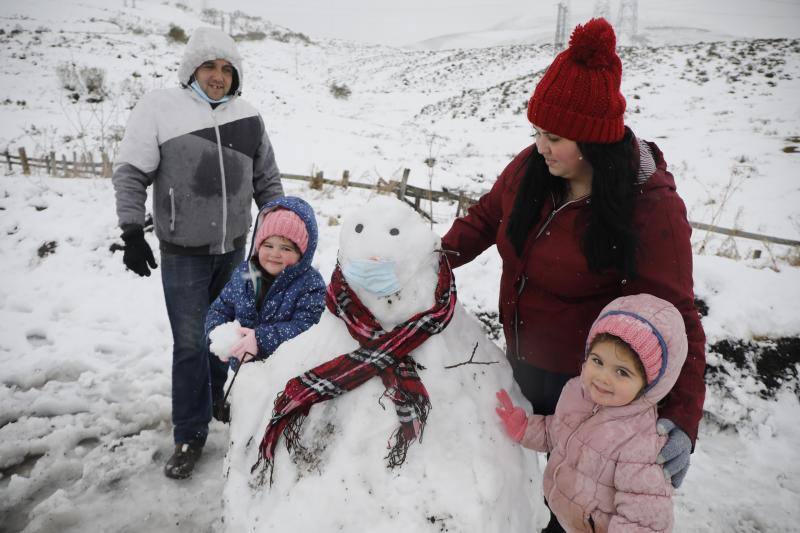 El temporal de lluvia, nieve, viento y olas ha seguido presente este lunes en el Principado