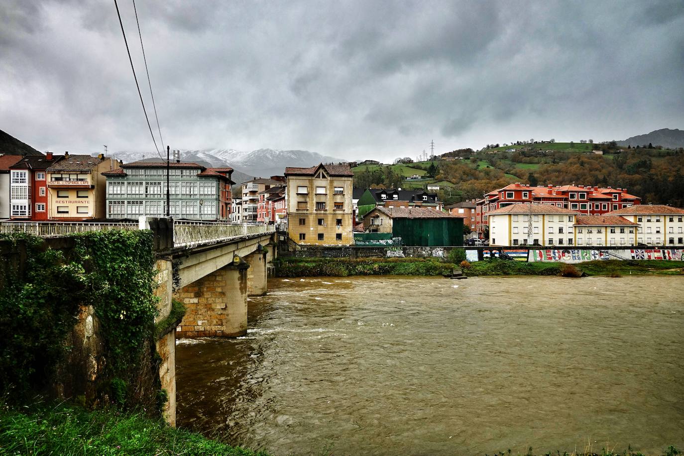 El temporal de lluvia, nieve, viento y olas ha seguido presente este lunes en el Principado