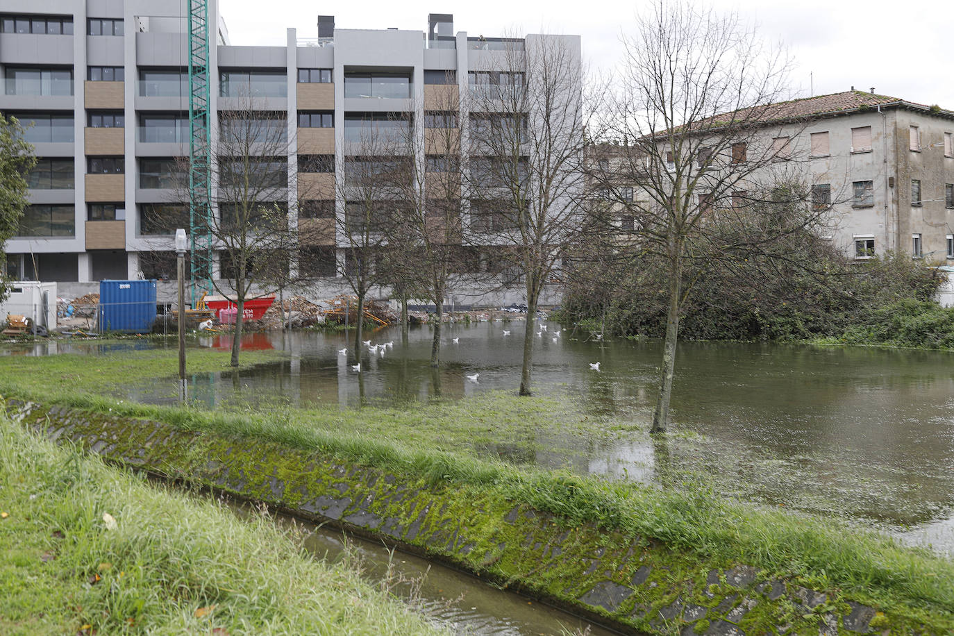 El temporal de lluvia, nieve, viento y olas ha seguido presente este lunes en el Principado