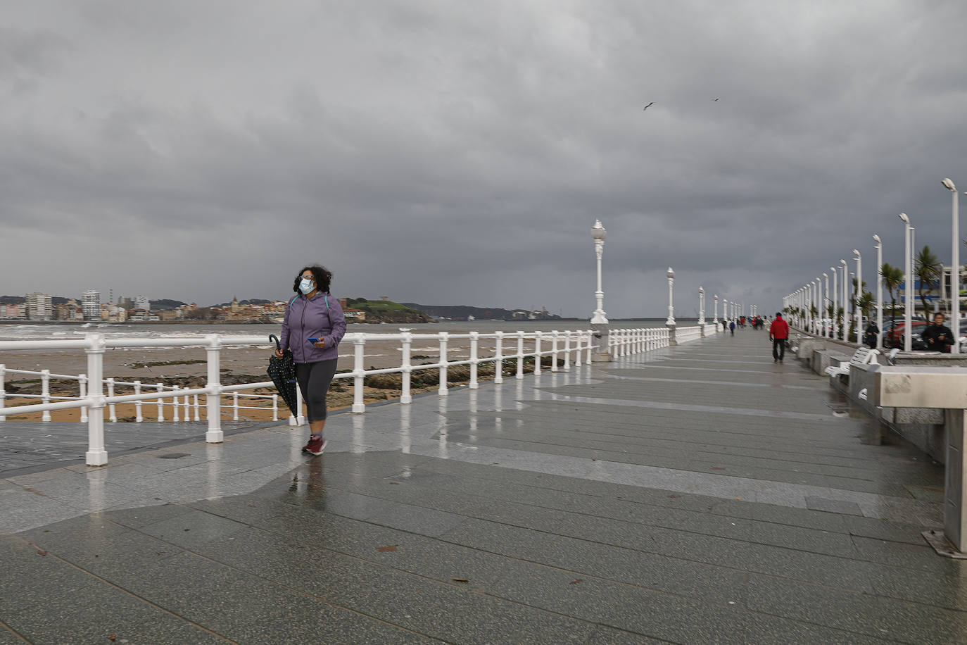 El temporal de lluvia, nieve, viento y olas ha seguido presente este lunes en el Principado