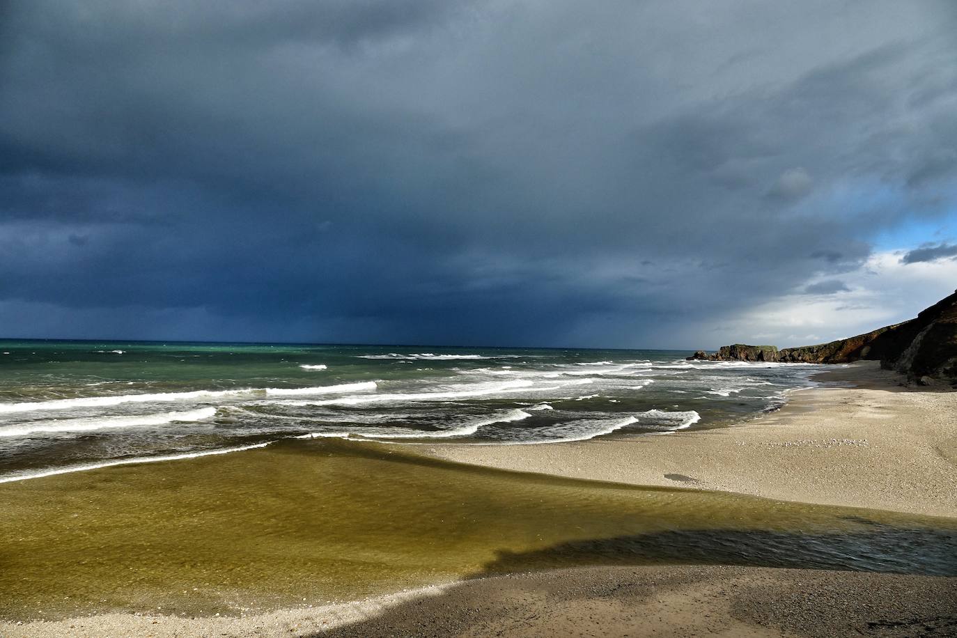 El temporal de lluvia, nieve, viento y olas ha seguido presente este lunes en el Principado