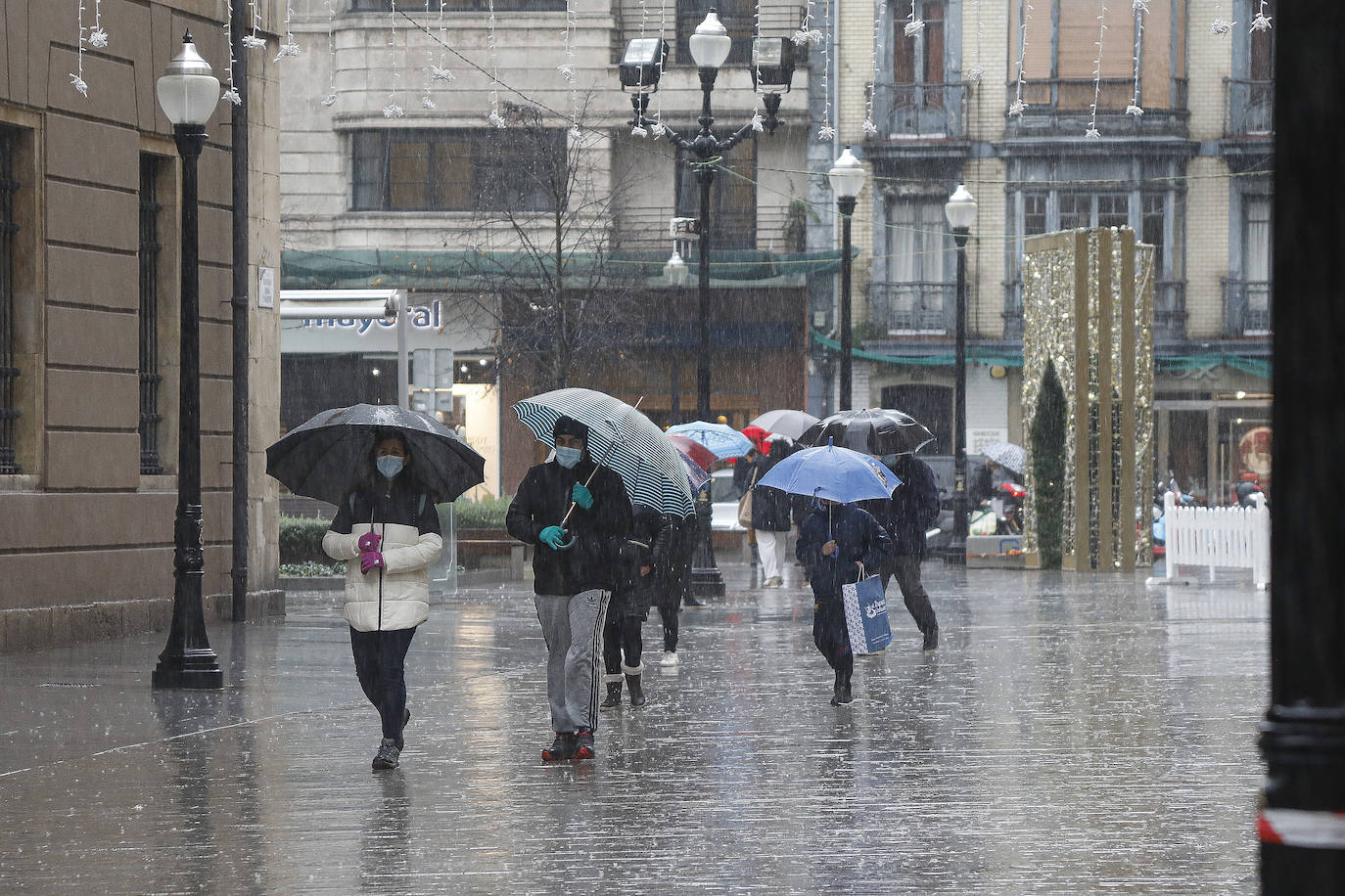 El temporal de lluvia, nieve, viento y olas ha seguido presente este lunes en el Principado