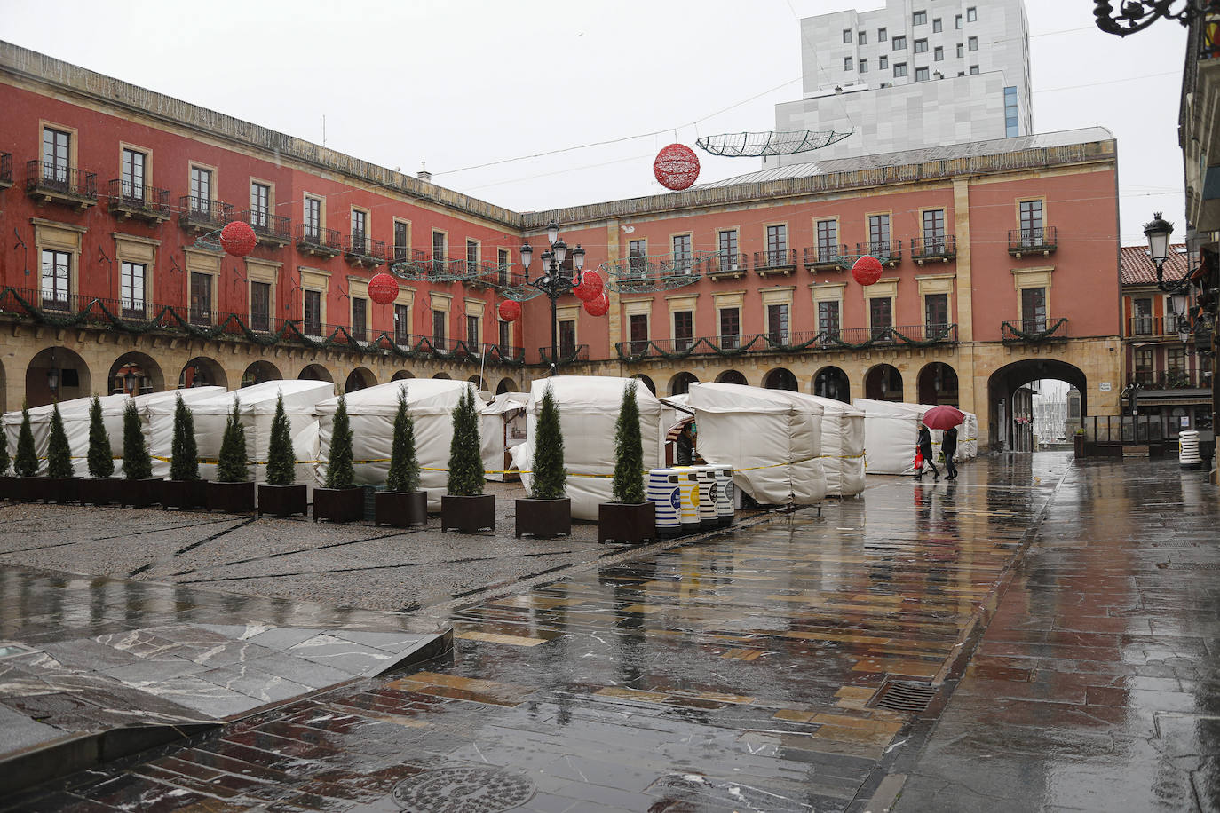 El temporal de lluvia, nieve, viento y olas ha seguido presente este lunes en el Principado