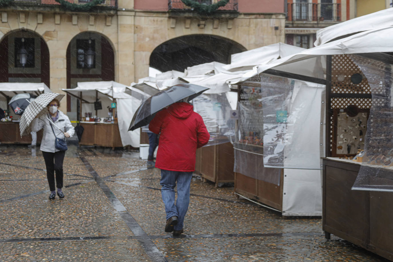 El temporal de lluvia, nieve, viento y olas ha seguido presente este lunes en el Principado