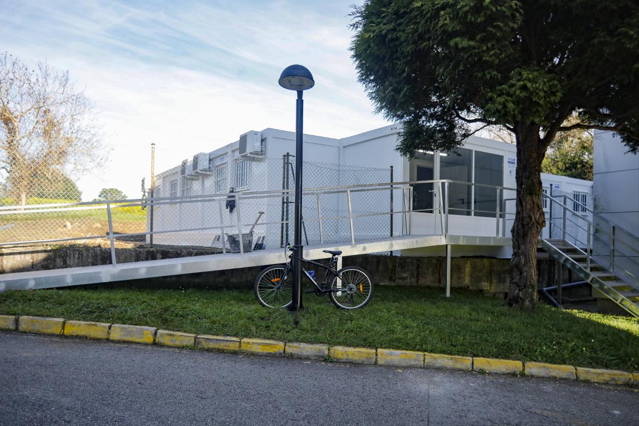 Módulos prefabricados que albergan despachos. 