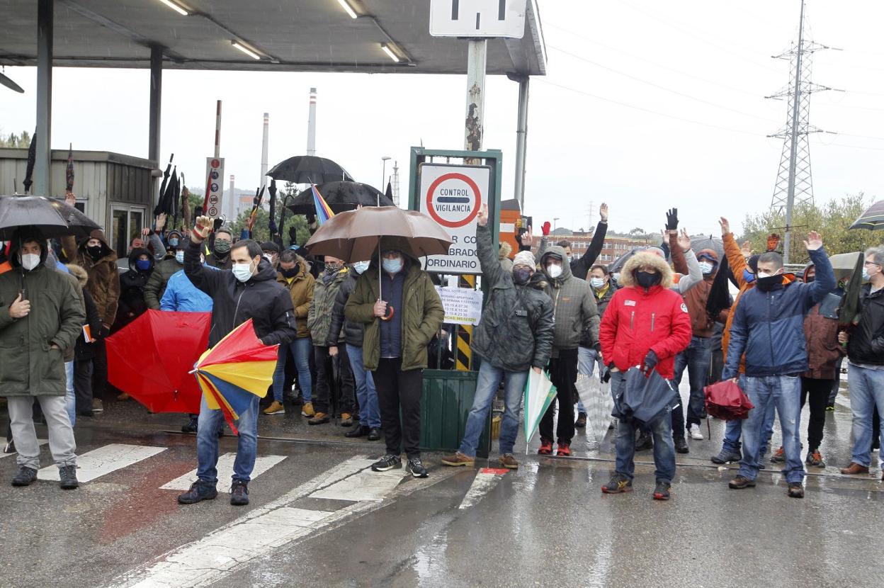 Los trabajadores concentrados ayer en la portería de Sotiello votan sobre la continuidad de las movilizaciones. 