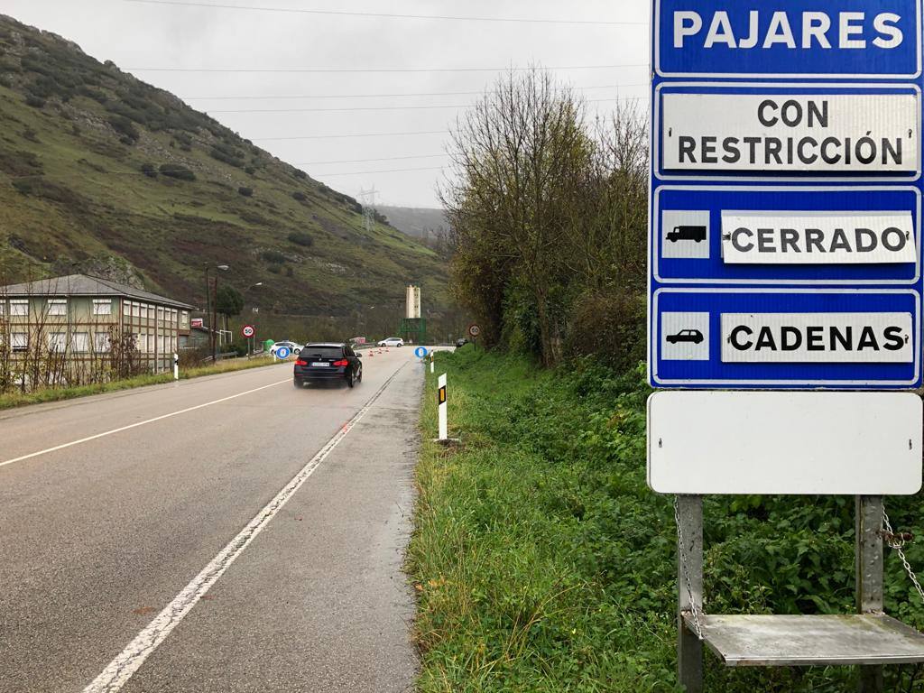 El paso de las borrascas 'Dora' y 'Ernest' ha dejado una situación «realmente complicada» en las carreteras de Asturias, en palabras del consejero de Cohesión Territorial, Alejandro Calvo. La nieve y, sobre todo, los desprendimientos y crecidas de ríos han obligado a movilizar efectivos para evitar la incomunicación de los pueblos más afectados