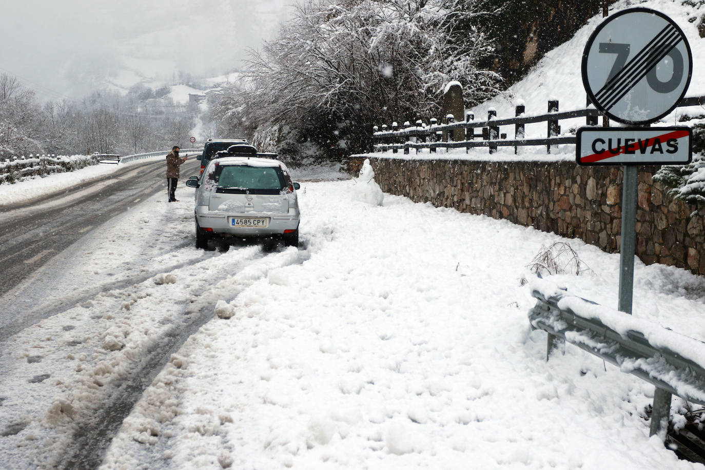 El paso de las borrascas 'Dora' y 'Ernest' ha dejado una situación «realmente complicada» en las carreteras de Asturias, en palabras del consejero de Cohesión Territorial, Alejandro Calvo. La nieve y, sobre todo, los desprendimientos y crecidas de ríos han obligado a movilizar efectivos para evitar la incomunicación de los pueblos más afectados