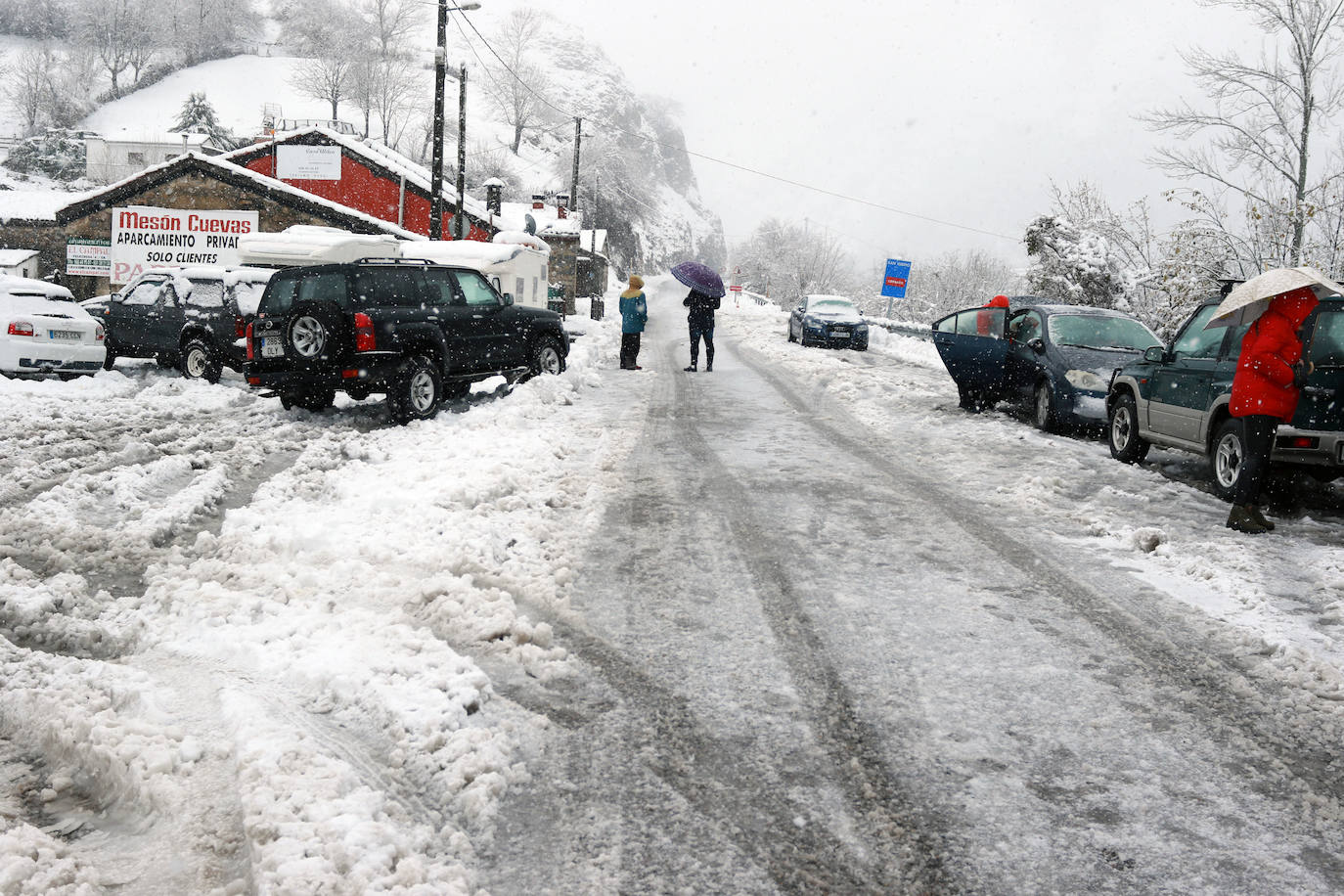 El paso de las borrascas 'Dora' y 'Ernest' ha dejado una situación «realmente complicada» en las carreteras de Asturias, en palabras del consejero de Cohesión Territorial, Alejandro Calvo. La nieve y, sobre todo, los desprendimientos y crecidas de ríos han obligado a movilizar efectivos para evitar la incomunicación de los pueblos más afectados