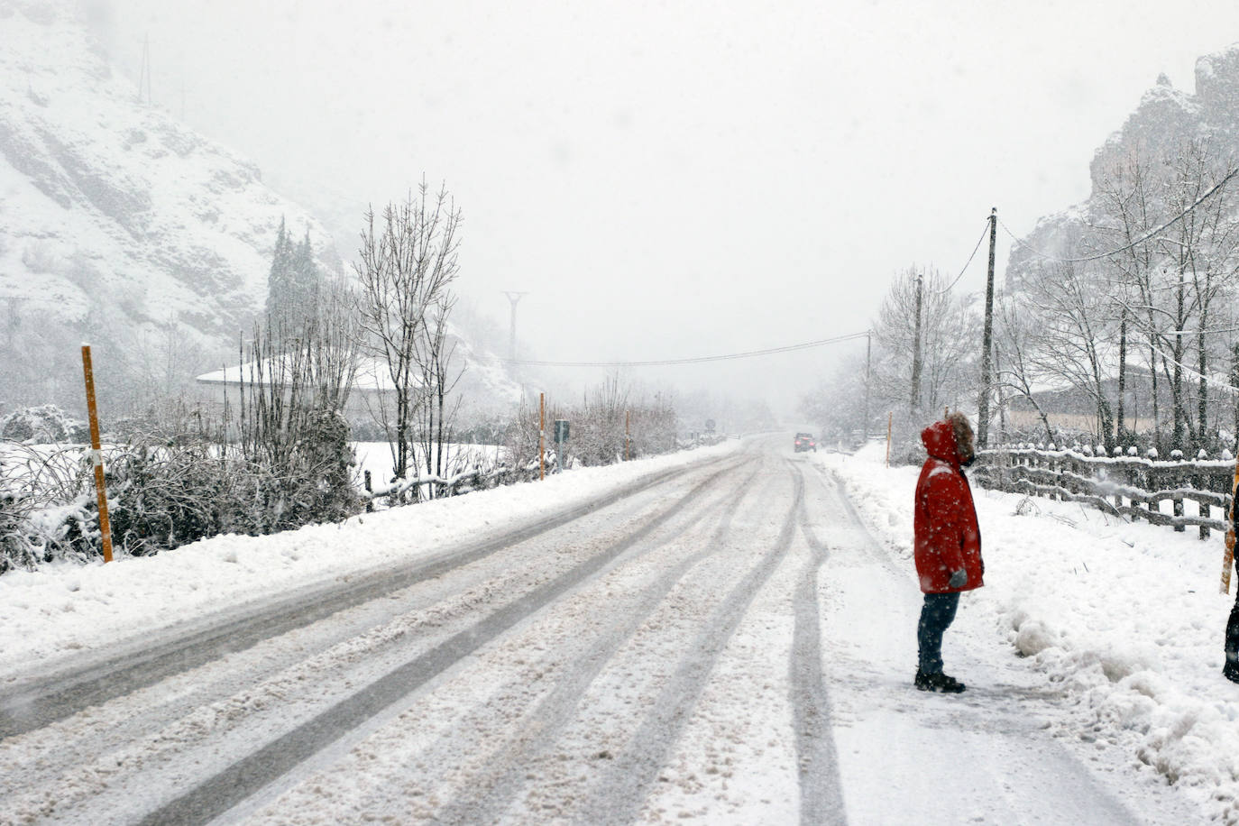 El paso de las borrascas 'Dora' y 'Ernest' ha dejado una situación «realmente complicada» en las carreteras de Asturias, en palabras del consejero de Cohesión Territorial, Alejandro Calvo. La nieve y, sobre todo, los desprendimientos y crecidas de ríos han obligado a movilizar efectivos para evitar la incomunicación de los pueblos más afectados