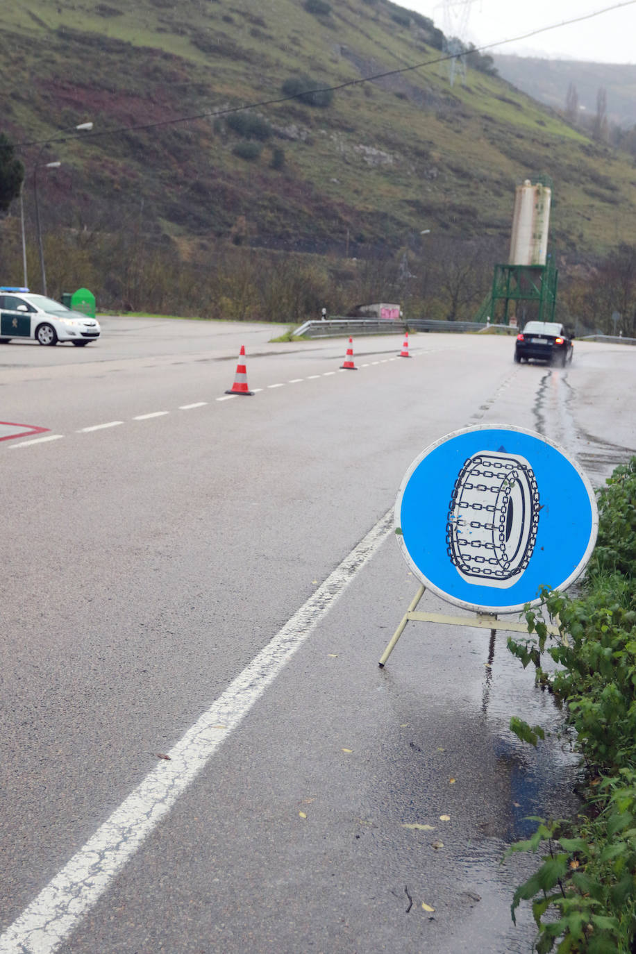 El paso de las borrascas 'Dora' y 'Ernest' ha dejado una situación «realmente complicada» en las carreteras de Asturias, en palabras del consejero de Cohesión Territorial, Alejandro Calvo. La nieve y, sobre todo, los desprendimientos y crecidas de ríos han obligado a movilizar efectivos para evitar la incomunicación de los pueblos más afectados