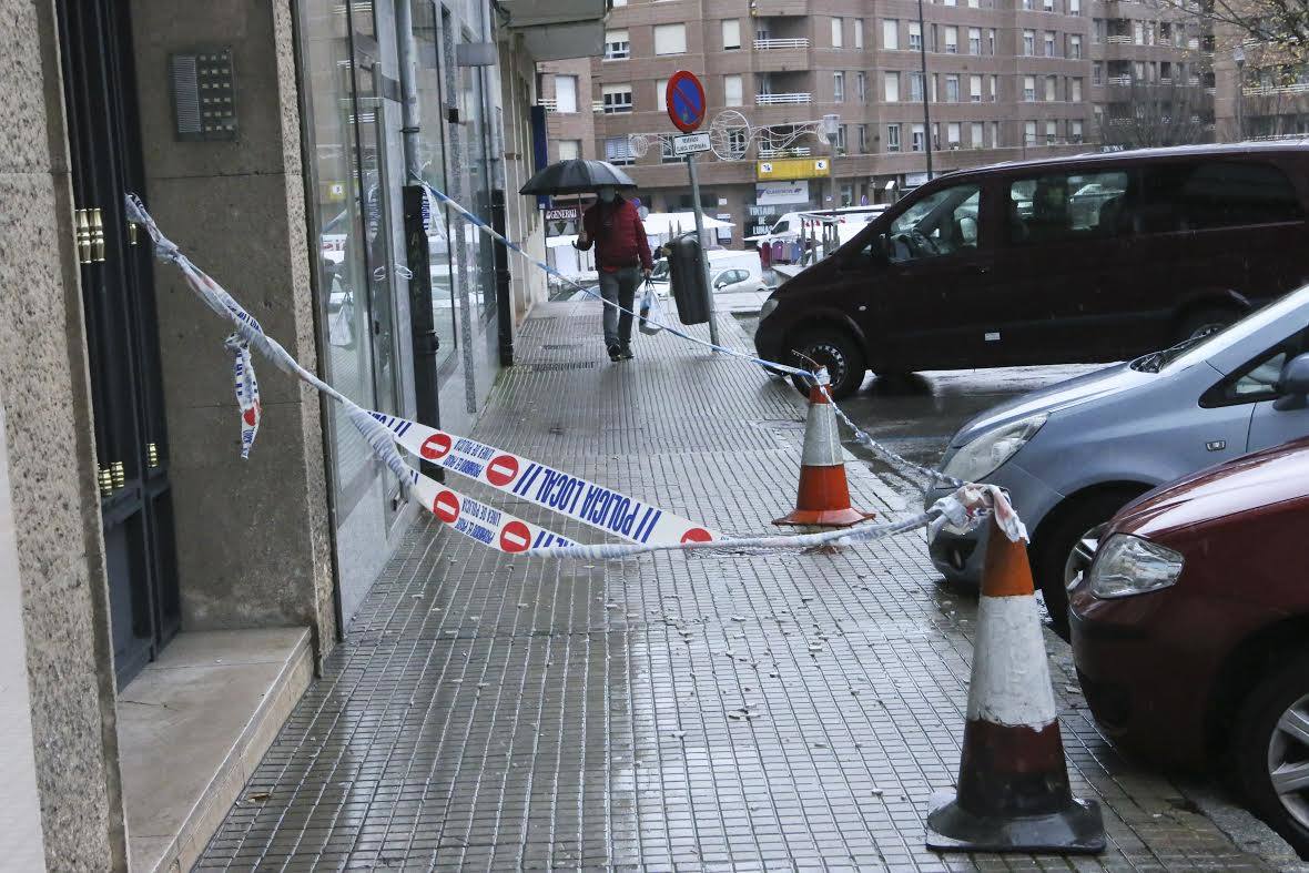 El paso de las borrascas 'Dora' y 'Ernest' ha dejado una situación «realmente complicada» en las carreteras de Asturias, en palabras del consejero de Cohesión Territorial, Alejandro Calvo. La nieve y, sobre todo, los desprendimientos y crecidas de ríos han obligado a movilizar efectivos para evitar la incomunicación de los pueblos más afectados