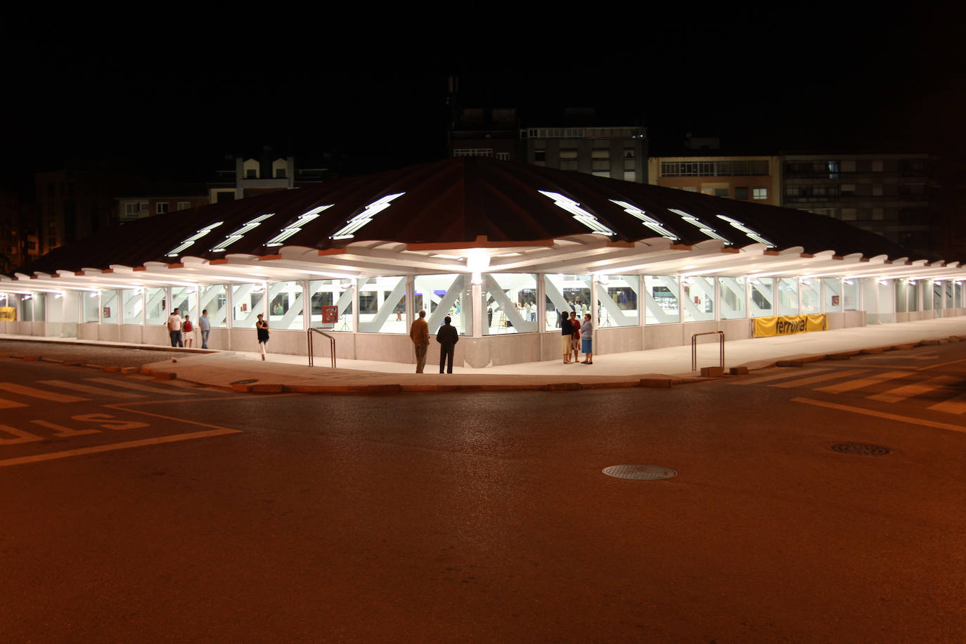 Imagen nocturna de la palza cubierta