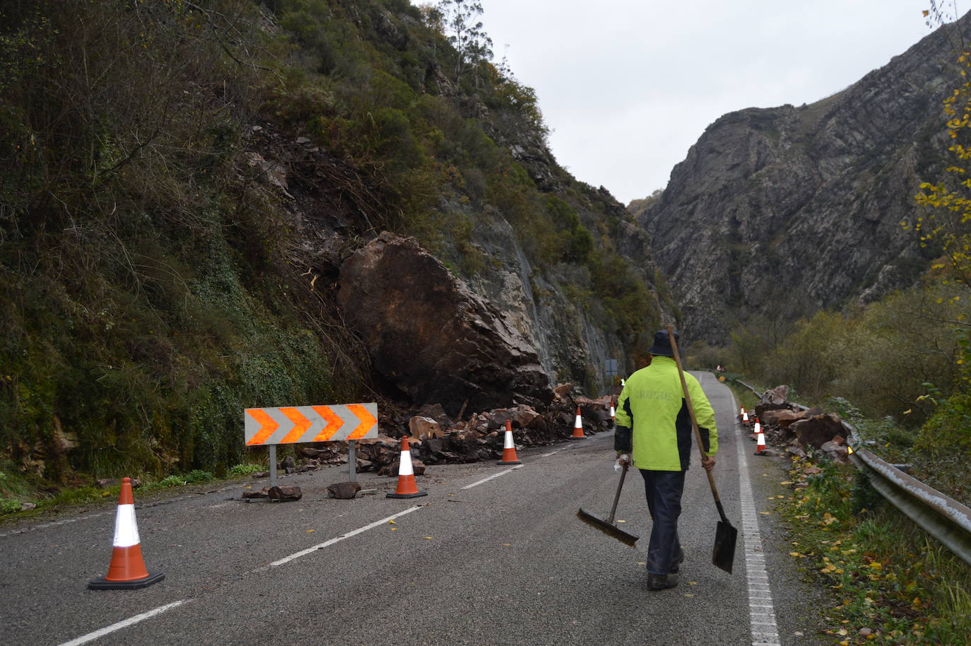 Fuertes rachas de viento en el litoral, lluvias persistentes y nevadas en la cordillera fueron algunos de los fenónemos dejados por el temporal en Asturias. El 'Dora' también provocó argayos, cortes de carreteras e inundaciones.