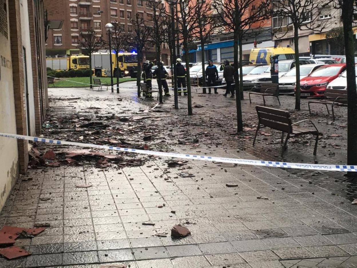 Bomberos y Policía en la calle Severo Ochoa. 