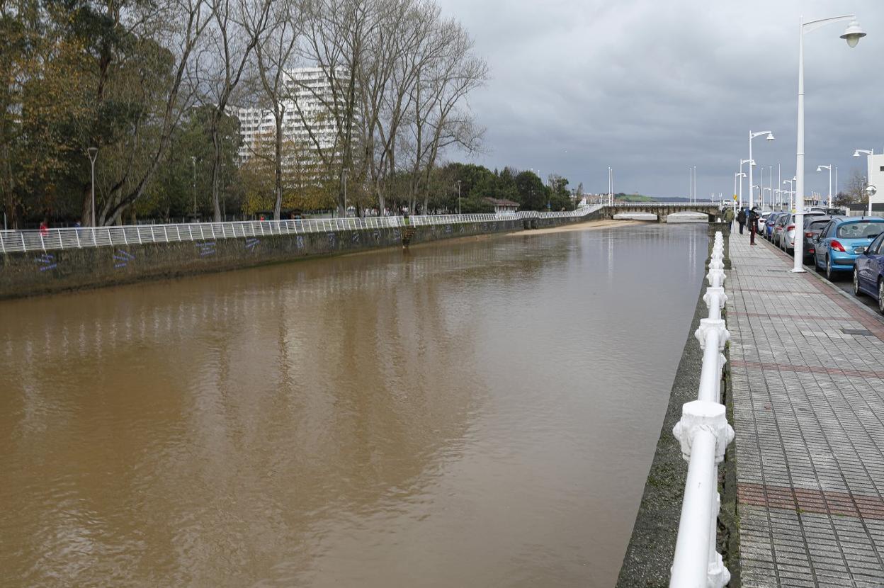 El Piles, teñido de marrón por las fuertes lluvias. 