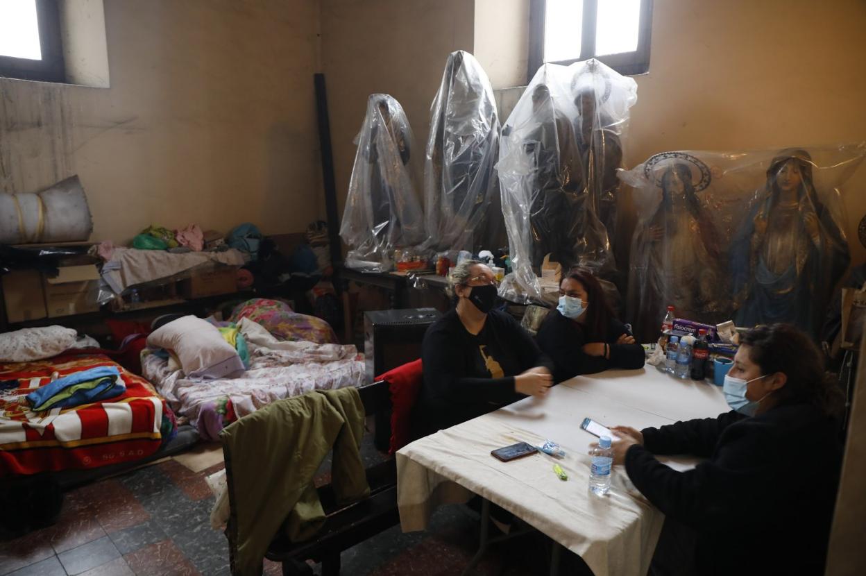 Hosteleras encerradas en la iglesia de San Juan en Mieres desde hace dos semanas. 