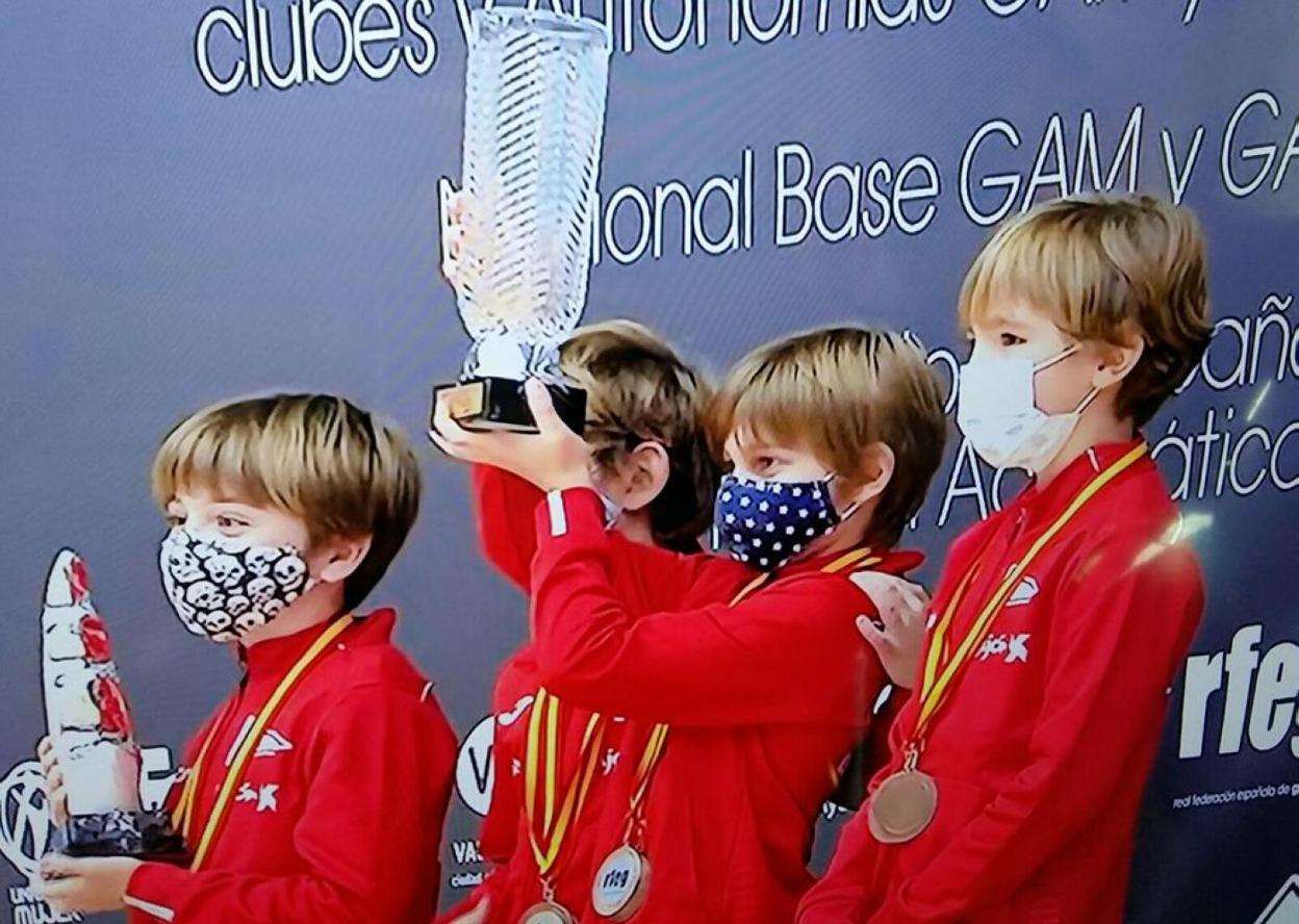 De izquierda a derecha, Damien Sere, Alberto Toranzo, Hugo Llera y Juan Fernández-Nespral con la copa de campeones por equipos. 