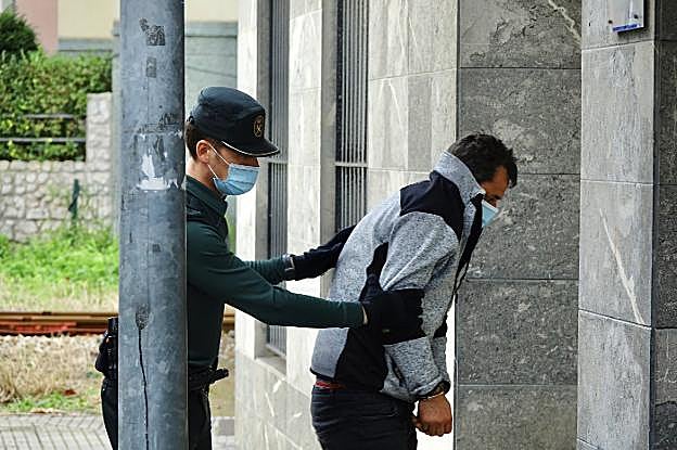 El agresor de Llanes entra en prisión; su víctima está en coma