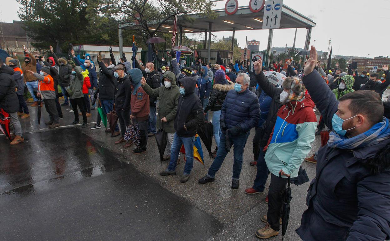 Votación de la asamblea de CC OO y CSI en la que se ha aprobado desconvocar los paros en la acería gijonesa de Arcelor.