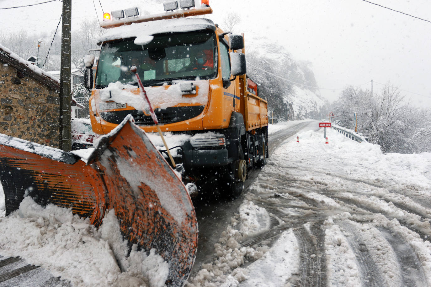 El paso de las borrascas 'Dora' y 'Ernest' ha dejado una situación «realmente complicada» en las carreteras de Asturias, en palabras del consejero de Cohesión Territorial, Alejandro Calvo. La nieve y, sobre todo, los desprendimientos y crecidas de ríos han obligado a movilizar efectivos para evitar la incomunicación de los pueblos más afectados.