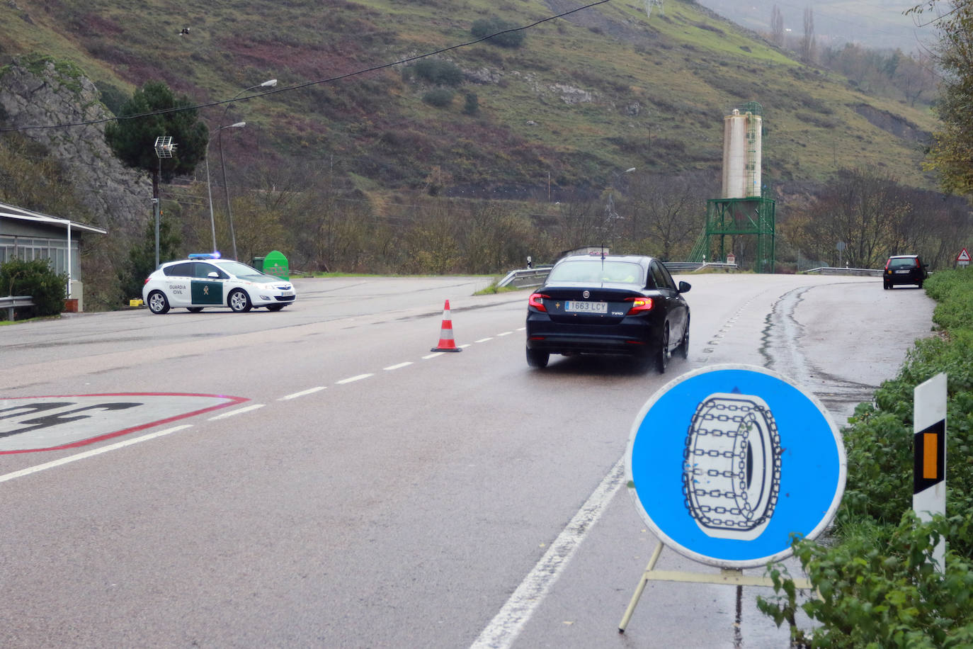 El paso de las borrascas 'Dora' y 'Ernest' ha dejado una situación «realmente complicada» en las carreteras de Asturias, en palabras del consejero de Cohesión Territorial, Alejandro Calvo. La nieve y, sobre todo, los desprendimientos y crecidas de ríos han obligado a movilizar efectivos para evitar la incomunicación de los pueblos más afectados.