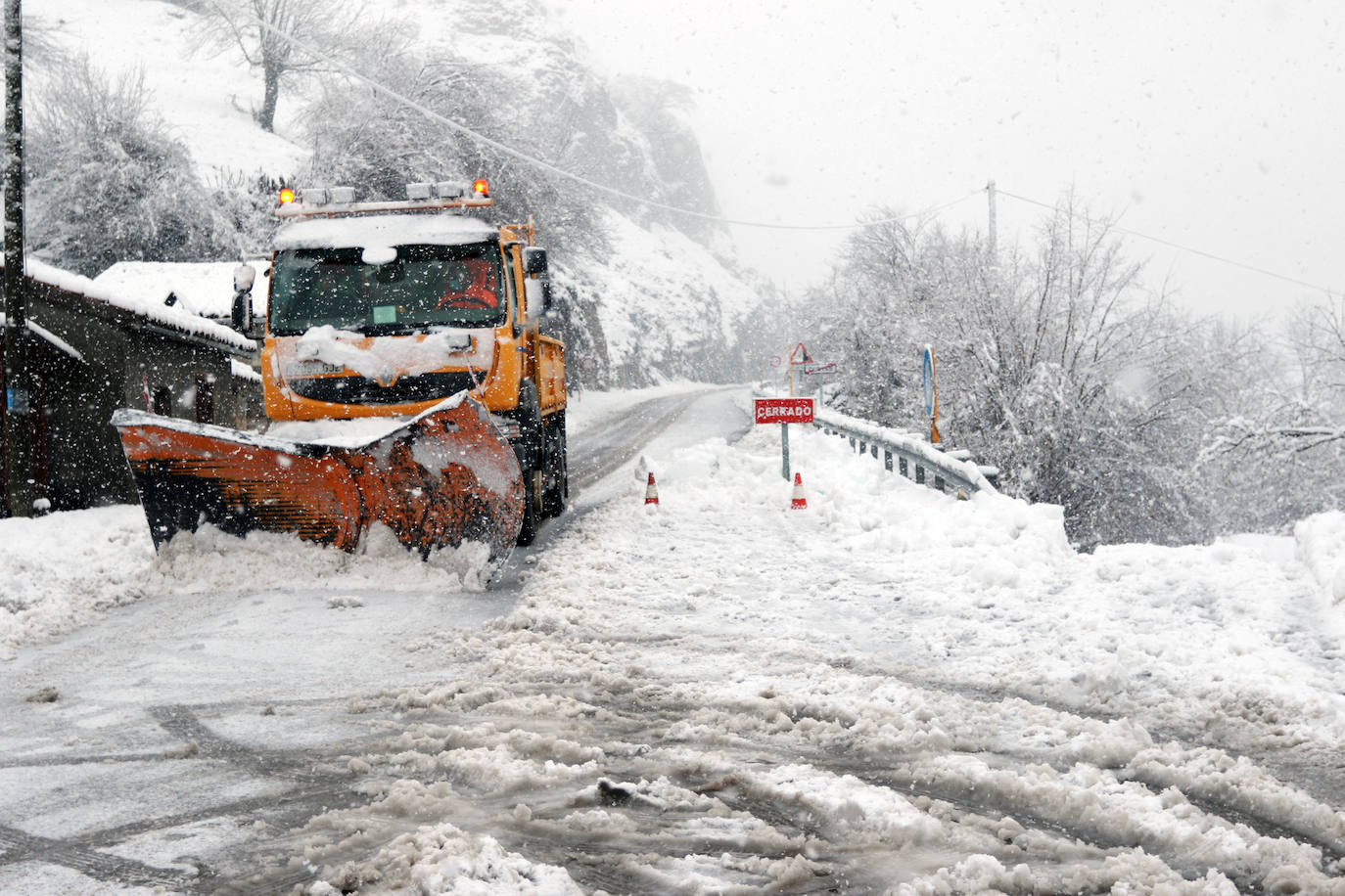 El paso de las borrascas 'Dora' y 'Ernest' ha dejado una situación «realmente complicada» en las carreteras de Asturias, en palabras del consejero de Cohesión Territorial, Alejandro Calvo. La nieve y, sobre todo, los desprendimientos y crecidas de ríos han obligado a movilizar efectivos para evitar la incomunicación de los pueblos más afectados.