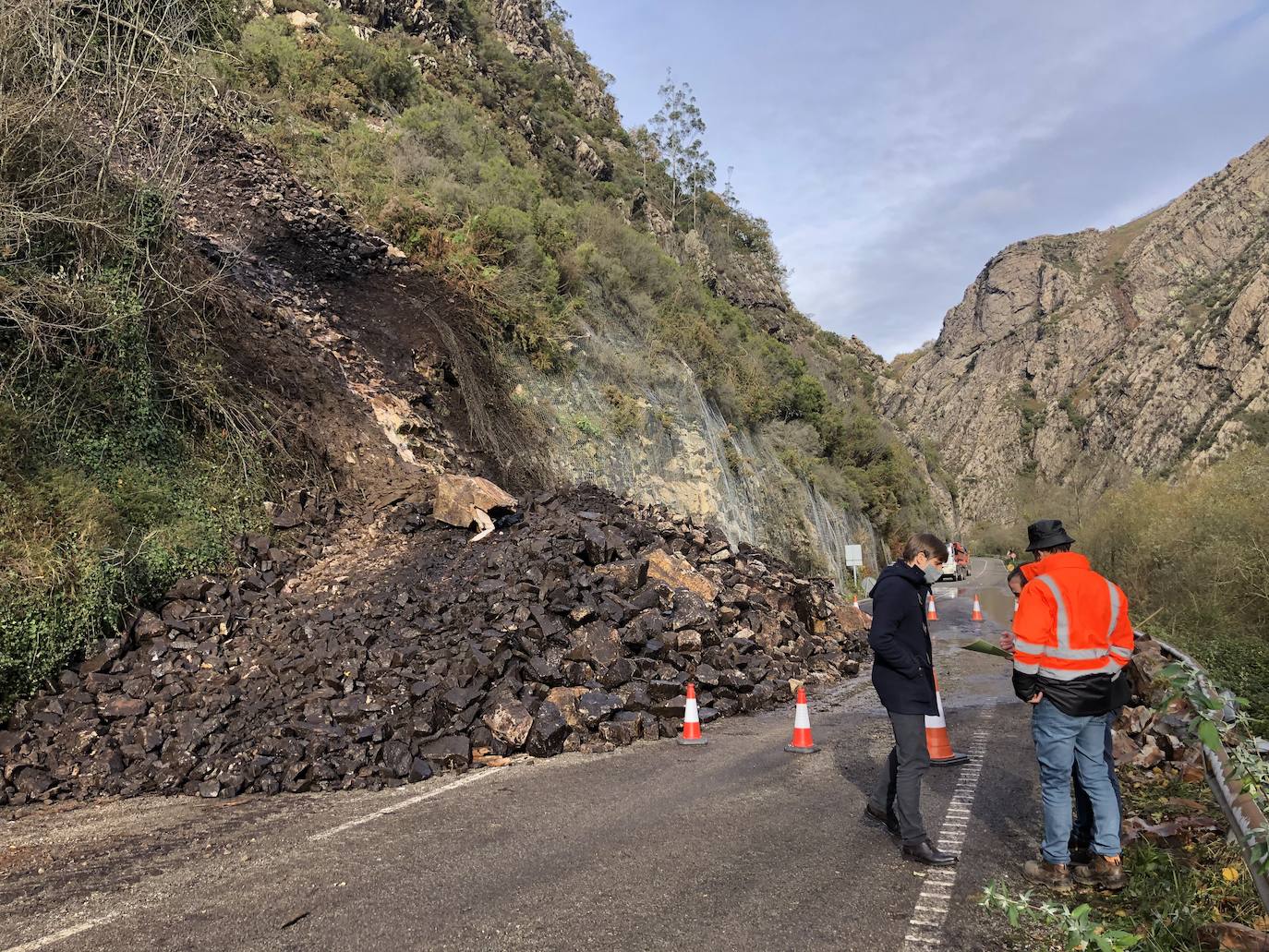 La borrasca Ernest ha llegado al Principado solo unas horas después de que Dora abandonase la región, lo que ha complicado los problemas en Asturias, con varios argayos en las carreteras y puertos en los que se han registrado intensas nevadas