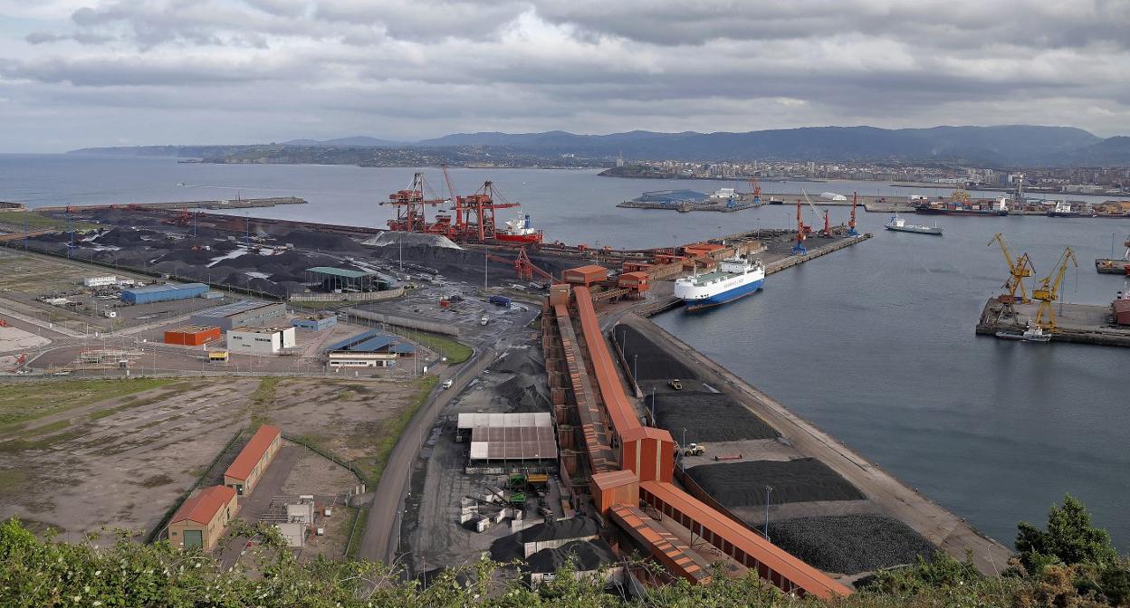 El muelle Olano y, al fondo a la izquierda, las grúas pórtico de la terminal de minerales. 