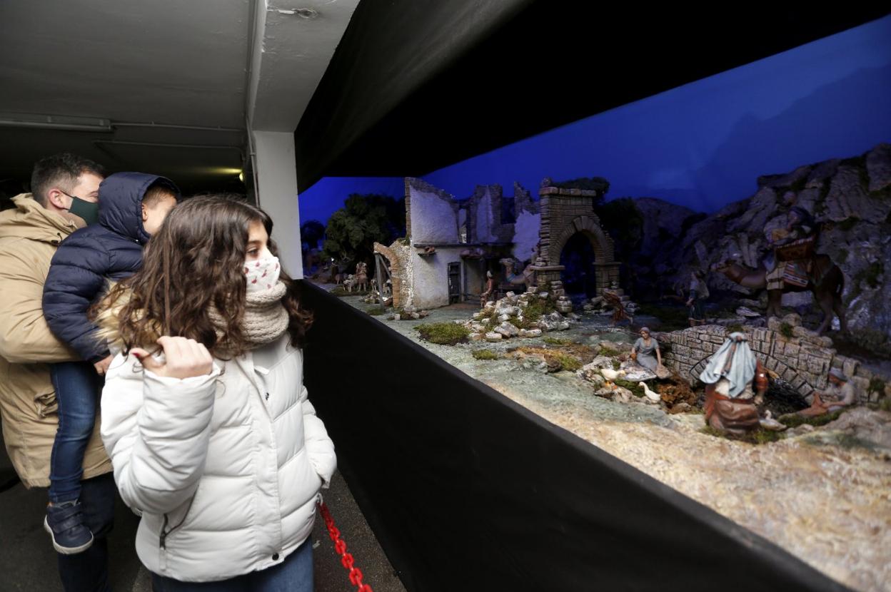 Participantes en la elaboración del belén monumental. 