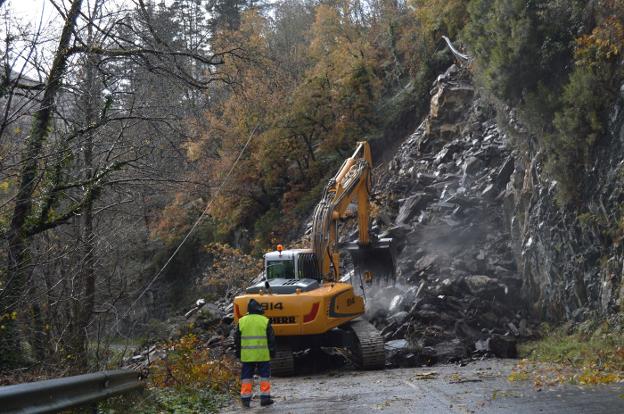 Los trabajos priorizan la retirada del material de la AS-29. 