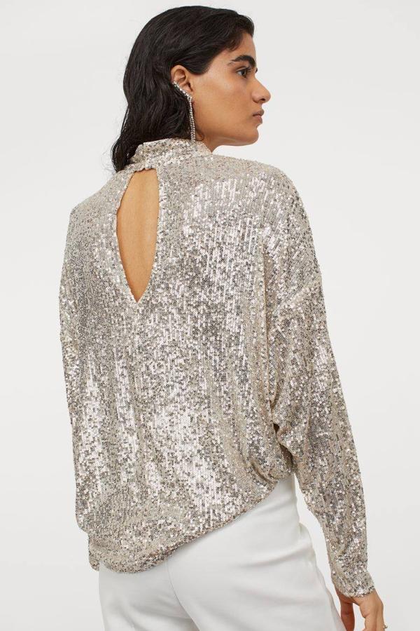 Blusa de diseño ancho con lentejuelas plateadas de H&M, 29,99 euros.