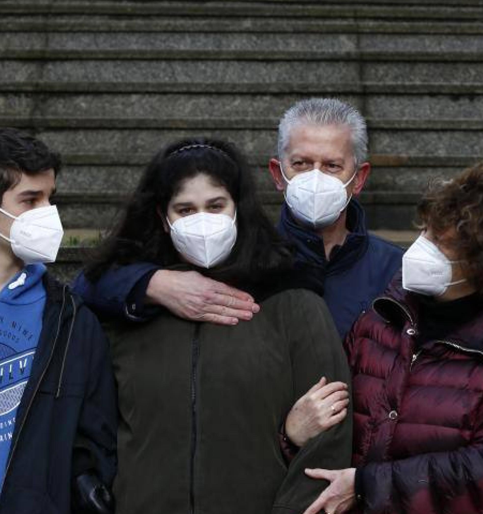 Carmen Aguirre posa con su familia en Oviedo. 