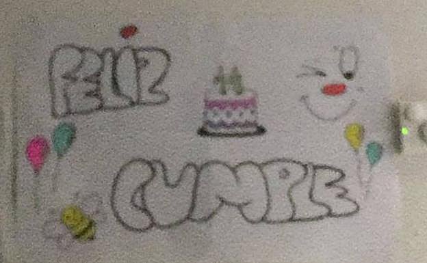 Los médicos del HUCAprepararon una pancarta para felicitar a Carmen en el día de su 19 cumpleaños. Fue el 16 de noviembre.