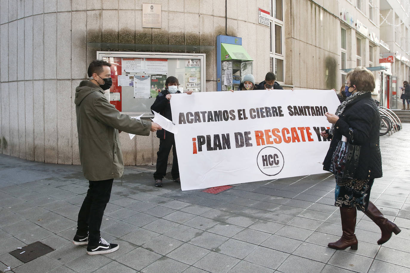 La asociación Hostelería con Conciencia ha desarrollado una nueva acción por las calles de Gijón para trasladar a la ciudadanía su situación ante el cierre impuesto por la pandemia de coronavirus.