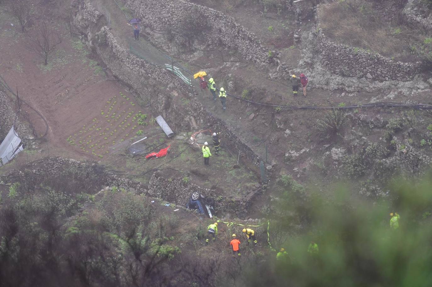 Un avilesino, dos de sus hijas y un yerno han fallecido al despeñarse por un barranco de unos 75 metros en el límite de las localidades de Gáldar y Artenara, en la isla de Gran Canaria. El suceso se produjo el martes por la noche, pero el vehículo no fue localizado hasta el miércoles. Las labores de rescate de los cuerpos han tenido que ser suspendidas por segunda vez por el temporal que azota la isla. 