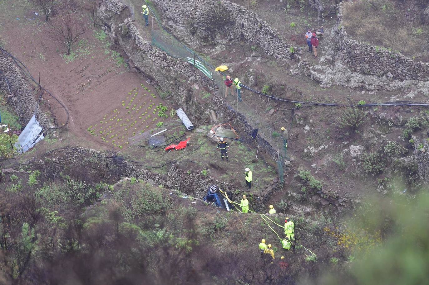 Un avilesino, dos de sus hijas y un yerno han fallecido al despeñarse por un barranco de unos 75 metros en el límite de las localidades de Gáldar y Artenara, en la isla de Gran Canaria. El suceso se produjo el martes por la noche, pero el vehículo no fue localizado hasta el miércoles. Las labores de rescate de los cuerpos han tenido que ser suspendidas por segunda vez por el temporal que azota la isla. 