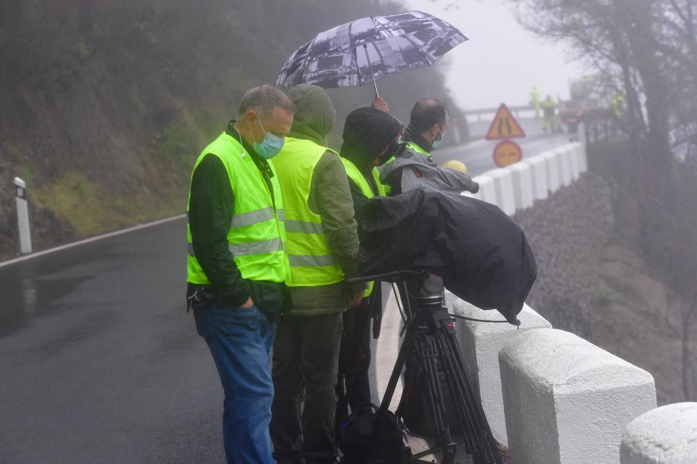 Un avilesino, dos de sus hijas y un yerno han fallecido al despeñarse por un barranco de unos 75 metros en el límite de las localidades de Gáldar y Artenara, en la isla de Gran Canaria. El suceso se produjo el martes por la noche, pero el vehículo no fue localizado hasta el miércoles. Las labores de rescate de los cuerpos han tenido que ser suspendidas por segunda vez por el temporal que azota la isla. 