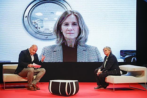 Pachi Poncela charla con Ana González y Cristina Garmendia, esta última por videoconferencia, durante la gala de entrega de los premios Gijón Impulsa. 