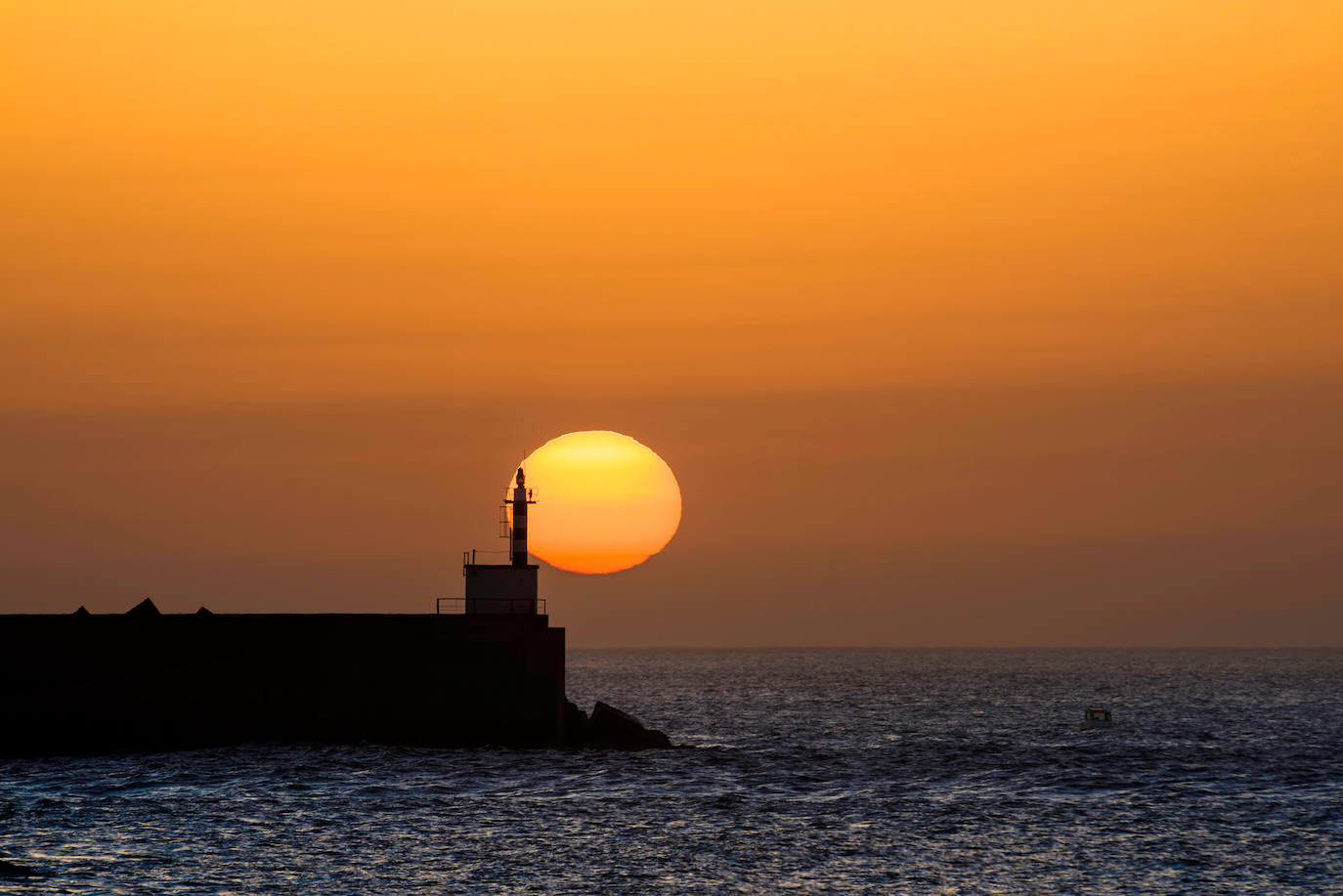 El paisaje de Asturias nos deja espectaculares estampas al atardecer. Son auténticas imagenes de postal que muestran la belleza y el colorido de la región.