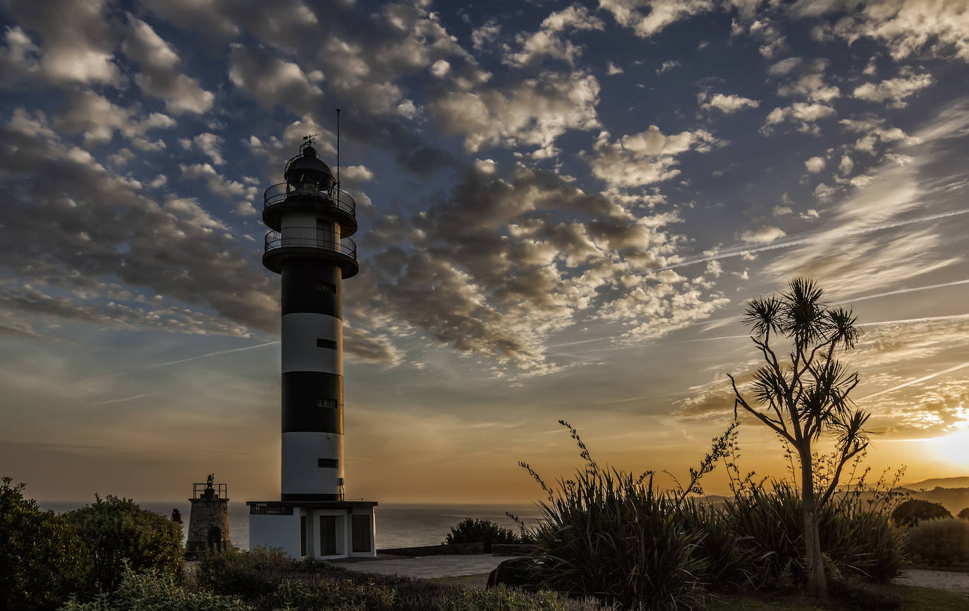 El paisaje de Asturias nos deja espectaculares estampas al atardecer. Son auténticas imagenes de postal que muestran la belleza y el colorido de la región.