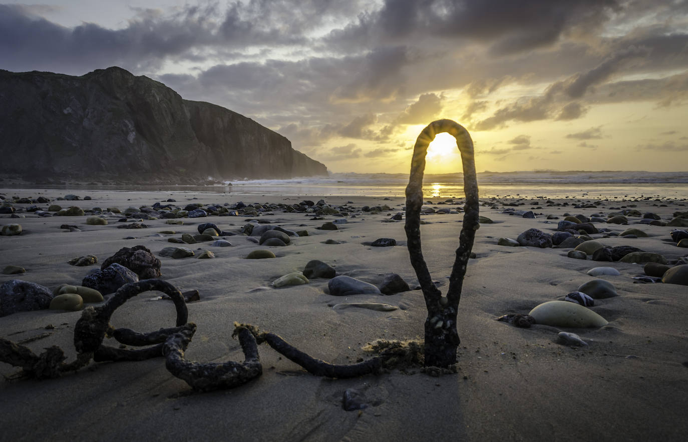 El paisaje de Asturias nos deja espectaculares estampas al atardecer. Son auténticas imagenes de postal que muestran la belleza y el colorido de la región.